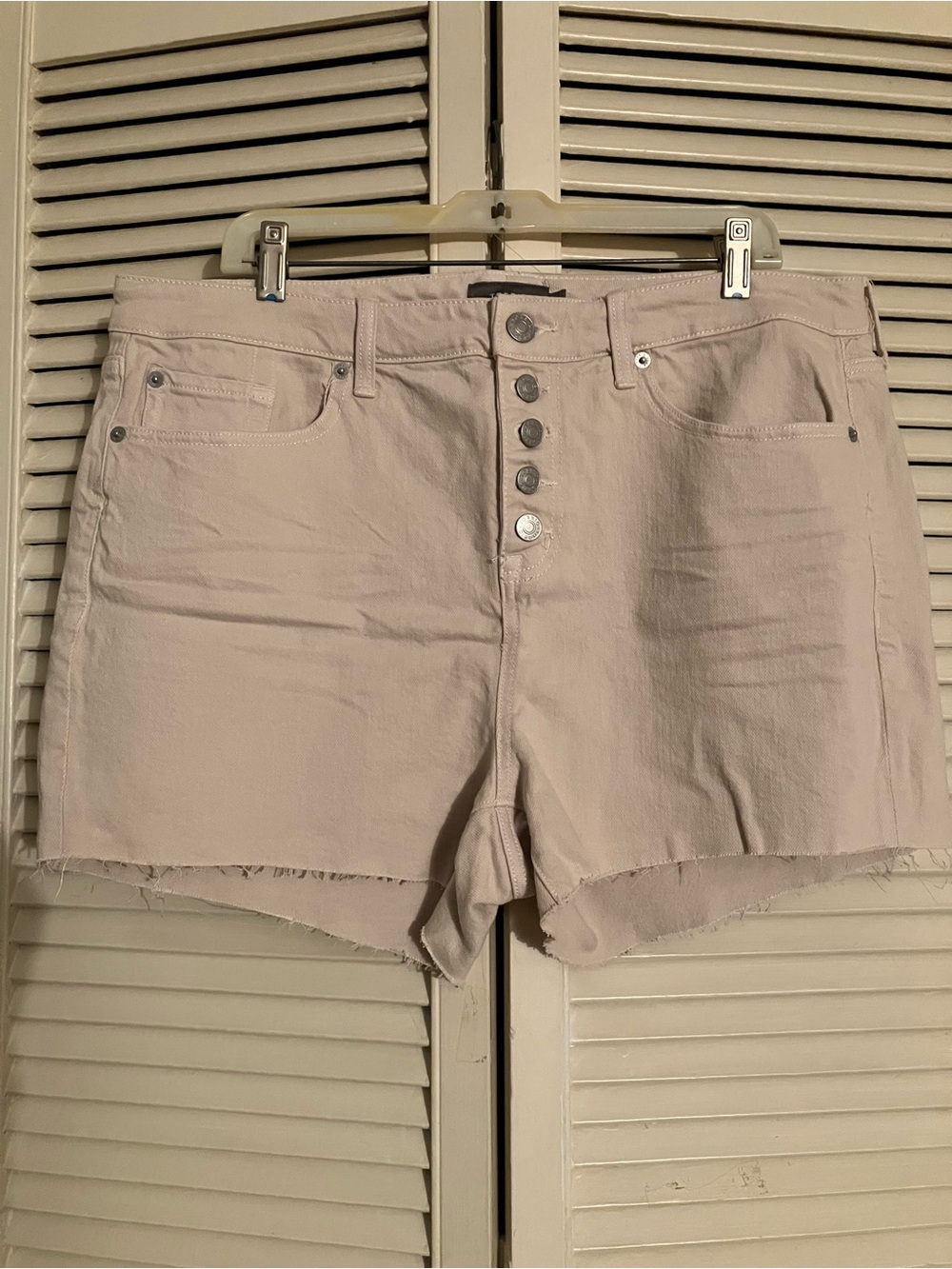 Torrid Size 16 Feel the Fit Cream Button Fly Cotton Stretch High Rise Shorts